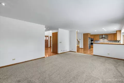 Living - 595 Walnut Ct, Antioch, IL 60002 photo 3 of 5