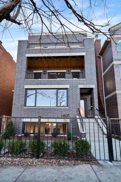 2219 W Foster Ave #2, Chicago, IL 60625