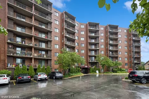 1 Bloomingdale Pl #401, Bloomingdale, IL 60108