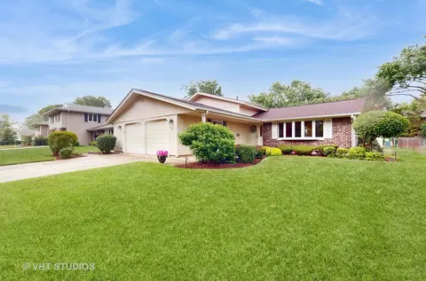 323 S Salem Dr, Schaumburg, IL 60193