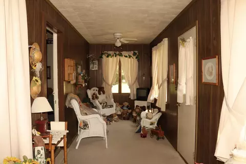 Entry Way - 520 E Wall St, Morrison, IL 61270 photo 2 of 3