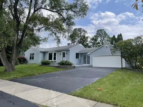 7 E Goebel Dr, Lombard, IL 60148
