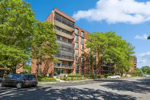 125 Acacia Cir #210, Indian Head Park, IL 60525