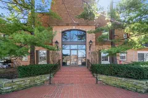 1220 Park Ave W #114, Highland Park, IL 60035