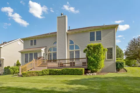 Exterior - 1490 White Chapel Ln, Algonquin, IL 60102 photo 3 of 9