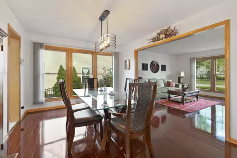 Dining - 1490 White Chapel Ln, Algonquin, IL 60102 photo 2 of 3