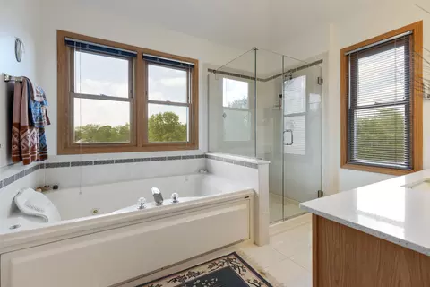 Bath - 1490 White Chapel Ln, Algonquin, IL 60102 photo 2 of 5