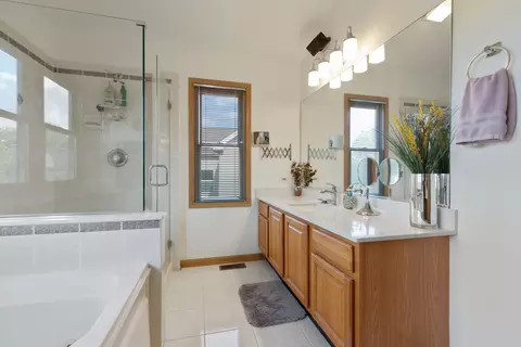 Bath - 1490 White Chapel Ln, Algonquin, IL 60102 photo 3 of 5