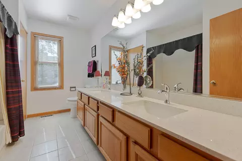 Bath - 1490 White Chapel Ln, Algonquin, IL 60102 photo 5 of 5