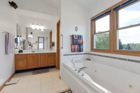Bath - 1490 White Chapel Ln, Algonquin, IL 60102 photo 4 of 5