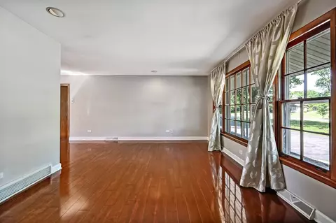 6101 Bentley Ave, Willowbrook, IL 60527 photo 4