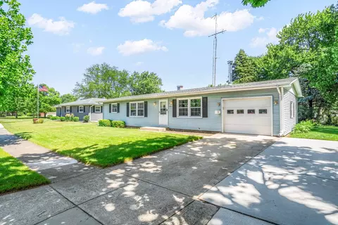 409 E Hill St, Genoa, IL 60135 photo 2