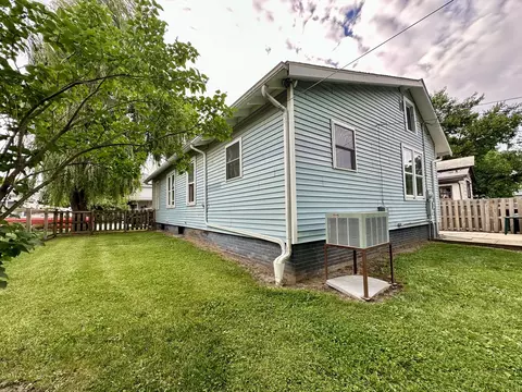 Exterior - 424 N Maple St, Clinton, IL 61727 photo 4 of 7