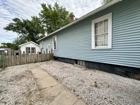 Exterior - 424 N Maple St, Clinton, IL 61727 photo 7 of 7