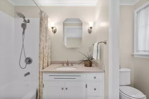 Bath - 6 N210 Surrey Rd, Wayne, IL 60184 photo 3 of 4