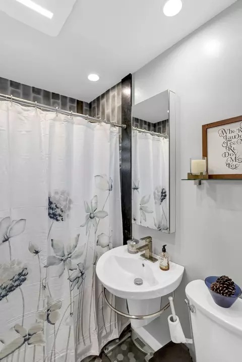 Bath - 3808 Jay Ln, Rolling Meadows, IL 60008 photo 1 of 2