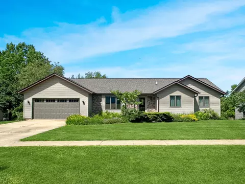 940 N Mesa Dr, Freeport, IL 61032
