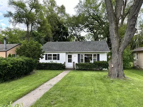4313 W Crystal Lake Rd, Mchenry, IL 60050
