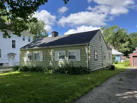 307 N Carson Ave, Champaign, IL 61821 photo 2
