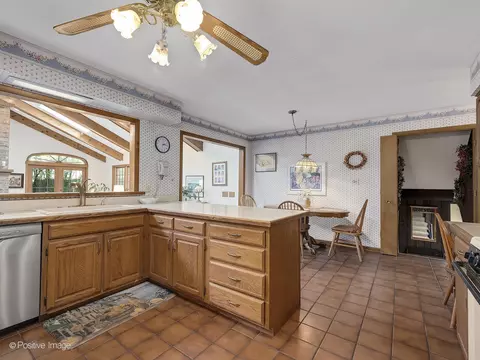 125 Wakeman Ave, Wheaton, IL 60187 photo 11
