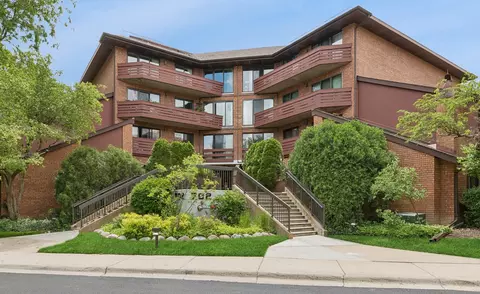 702 Waukegan Rd #403, Glenview, IL 60025