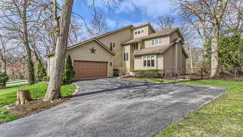 1 Ennis Ct, Bolingbrook, IL 60440