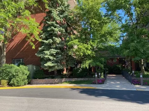 127 Acacia Cir #407, Indian Head Park, IL 60525