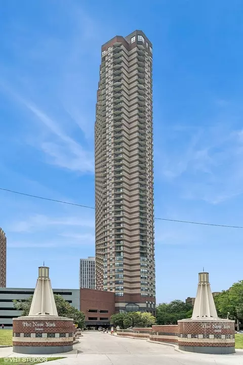 3660 N Lake Shore Dr #1002, Chicago, IL 60613