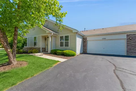 21581 Victory Lake Way, Crest Hill, IL 60403