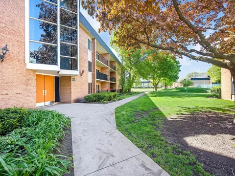 1052 N Mill St #206, Naperville, IL 60563