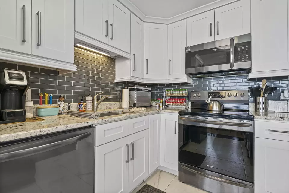 Kitchen - 5701 N Sheridan Rd #19T, Chicago, IL 60660 photo 5 of 6