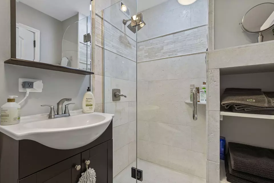 Bath - 5701 N Sheridan Rd #19T, Chicago, IL 60660 photo 4 of 4