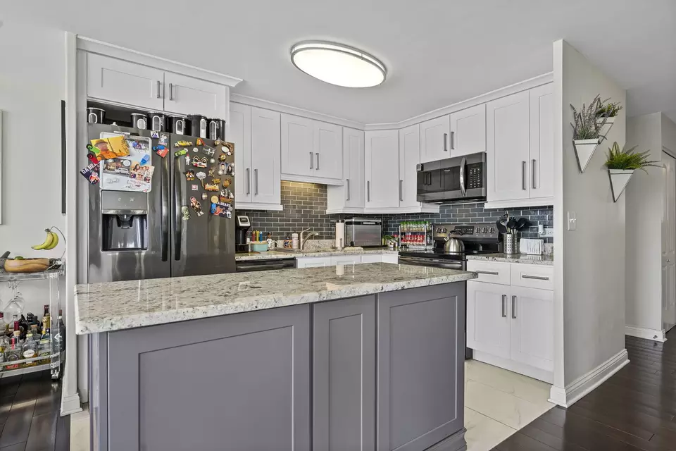 Kitchen - 5701 N Sheridan Rd #19T, Chicago, IL 60660 photo 2 of 6