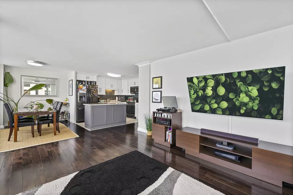 Living - 5701 N Sheridan Rd #19T, Chicago, IL 60660 photo 3 of 3