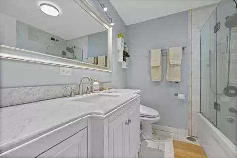 Bath - 5701 N Sheridan Rd #19T, Chicago, IL 60660 photo 1 of 4