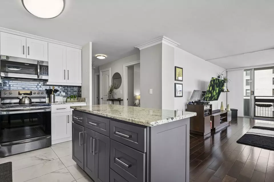 Kitchen - 5701 N Sheridan Rd #19T, Chicago, IL 60660 photo 4 of 6