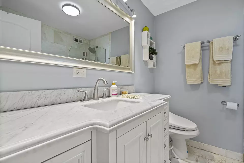 Bath - 5701 N Sheridan Rd #19T, Chicago, IL 60660 photo 2 of 4