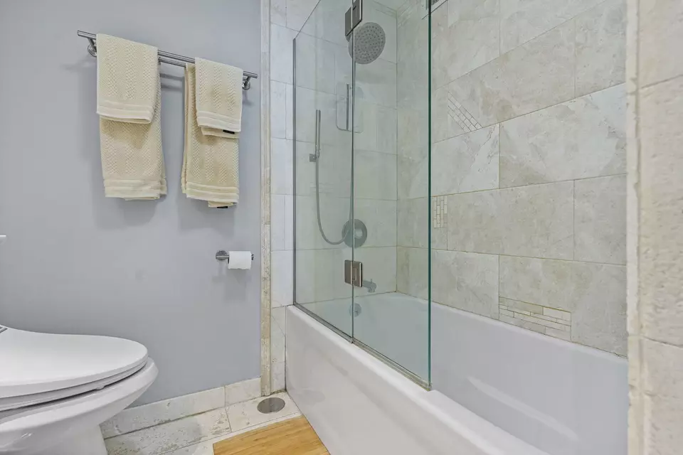 Bath - 5701 N Sheridan Rd #19T, Chicago, IL 60660 photo 3 of 4