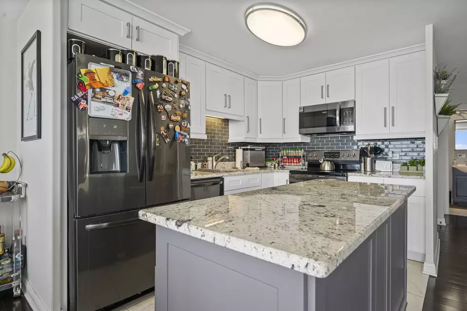Kitchen - 5701 N Sheridan Rd #19T, Chicago, IL 60660 photo 3 of 6