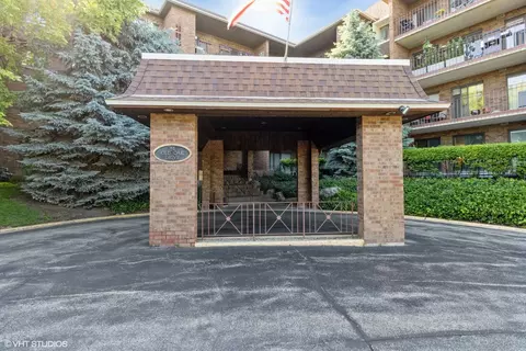 51 Old Oak Dr #310, Buffalo Grove, IL 60089
