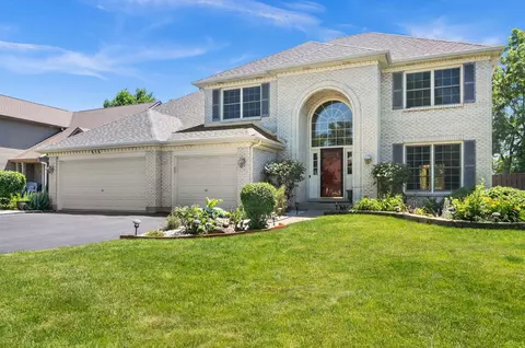656 Hammer Ln, North Aurora, IL 60542