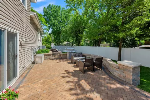 1037 Warwick Cir S, Hoffman Estates, IL 60169 photo 23