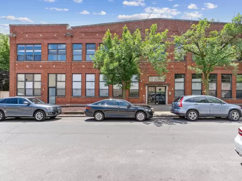 1111 W Cornelia Ave #208, Chicago, IL 60657