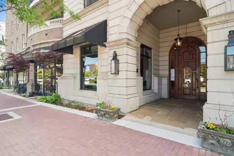 151 W Wing St #409, Arlington Heights, IL 60005