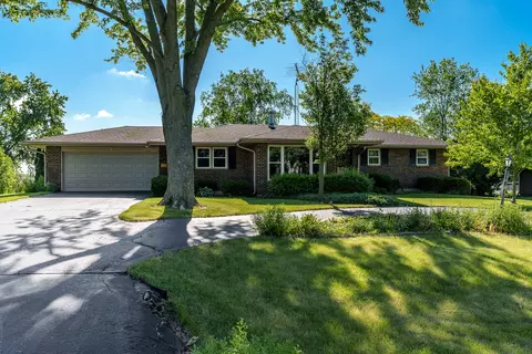 1063 Castlehill Dr, Rockford, IL 61107