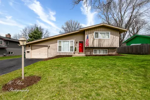 515 Sunshine Ct, Algonquin, IL 60102