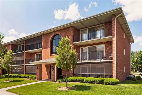 5033 Circle Dr #101, Crestwood, IL 60418
