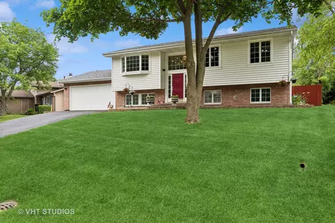 2411 Rose Tree Ln, Lindenhurst, IL 60046