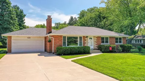 528 Kingsway Dr, Aurora, IL 60506