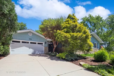 6643 Briargate Dr, Downers Grove, IL 60516